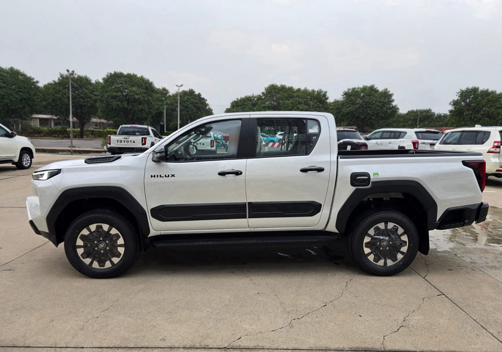 2027 TOYOTA HILUX DOUBLE CAB TRAILHUNTER 2.8 4WD AT White image 2