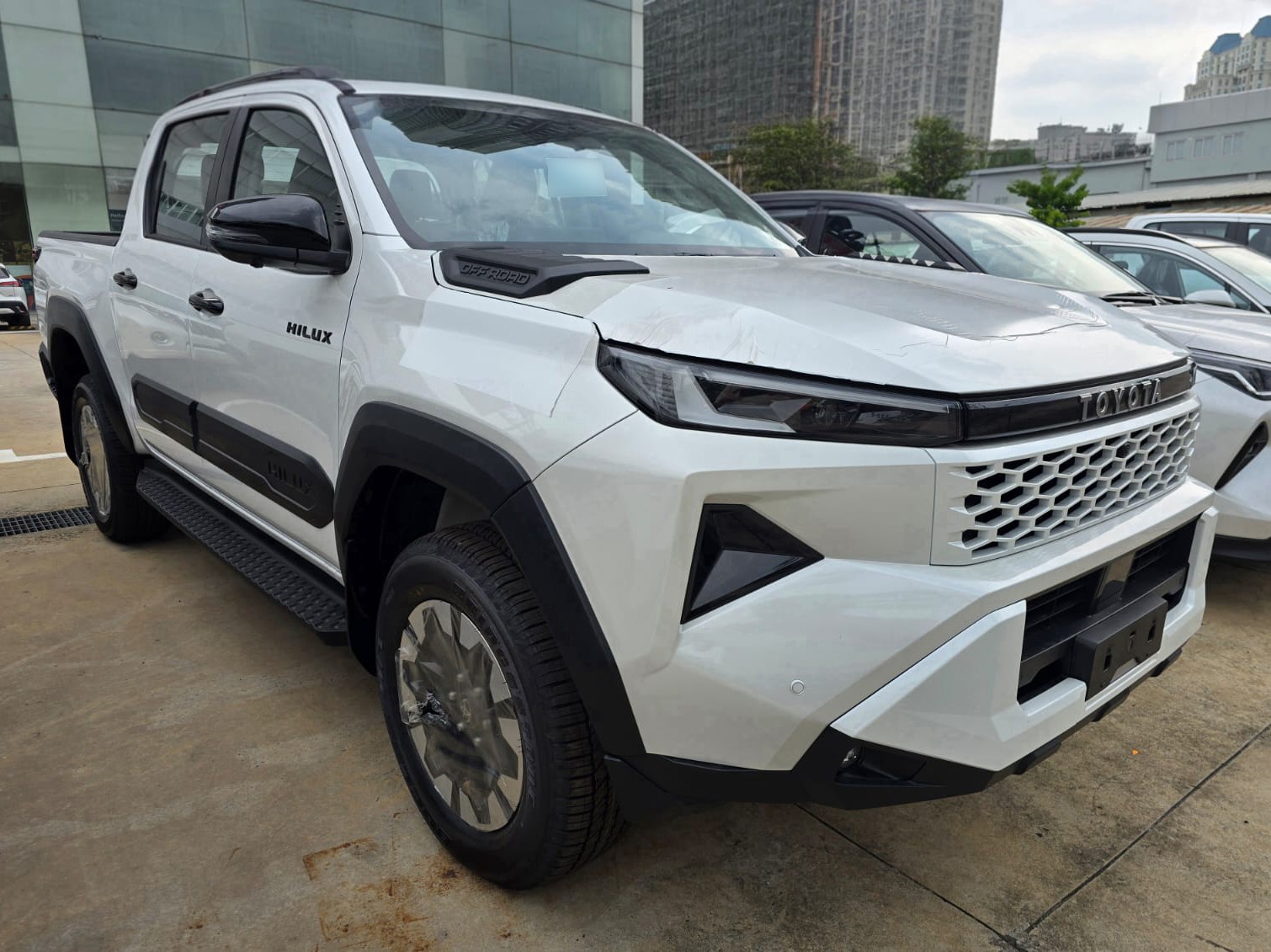 2027 TOYOTA HILUX DOUBLE CAB TRAILHUNTER 2.8 4WD AT White image 4
