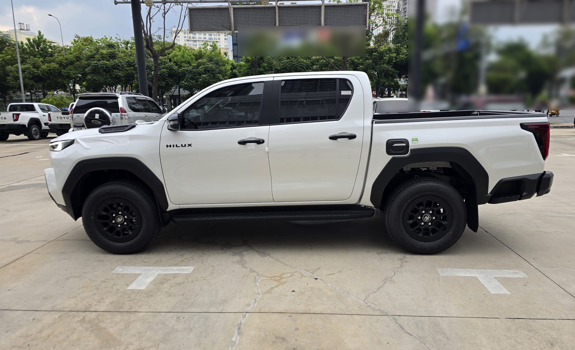 2027 TOYOTA HILUX DOUBLE CAB PRO 2.8 2WD AT White image 2