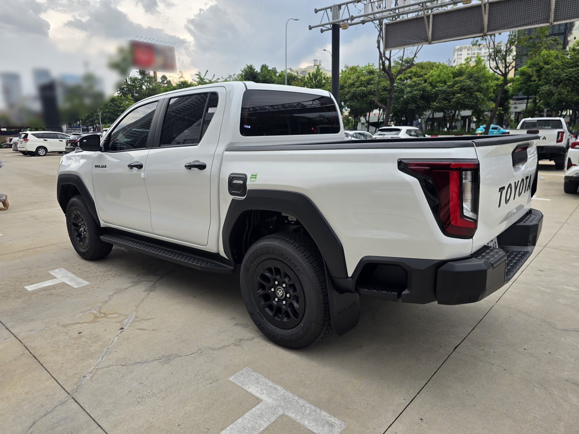 2027 TOYOTA HILUX DOUBLE CAB PRO 2.8 2WD AT White image 3