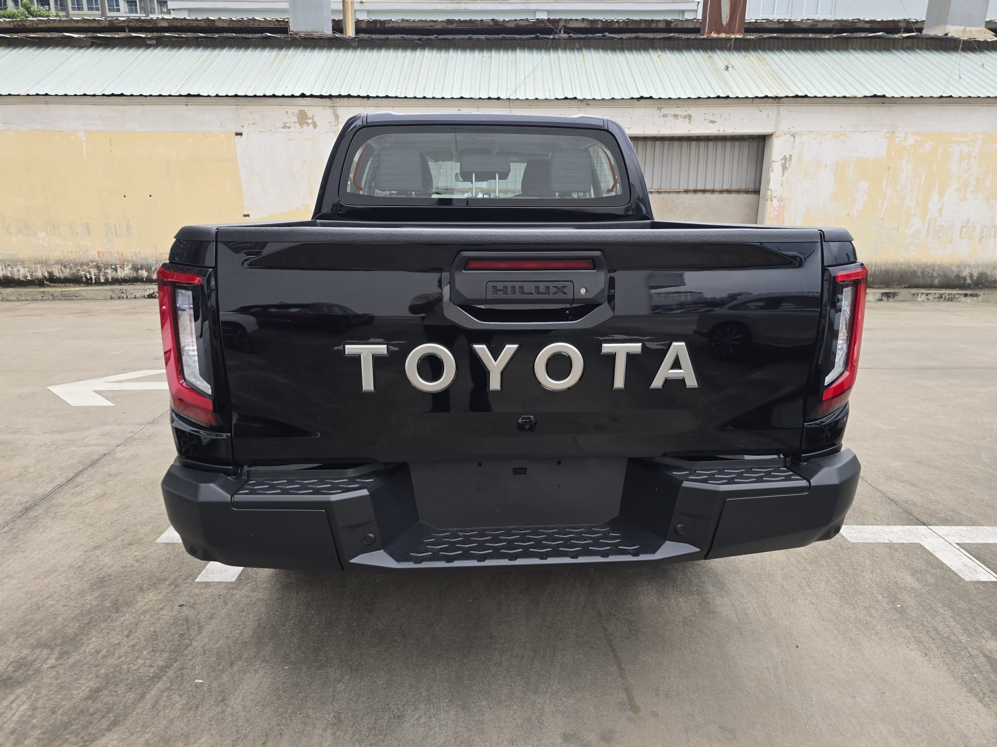 2027 TOYOTA HILUX DOUBLE CAB PRO 2.8 2WD AT Black image 4