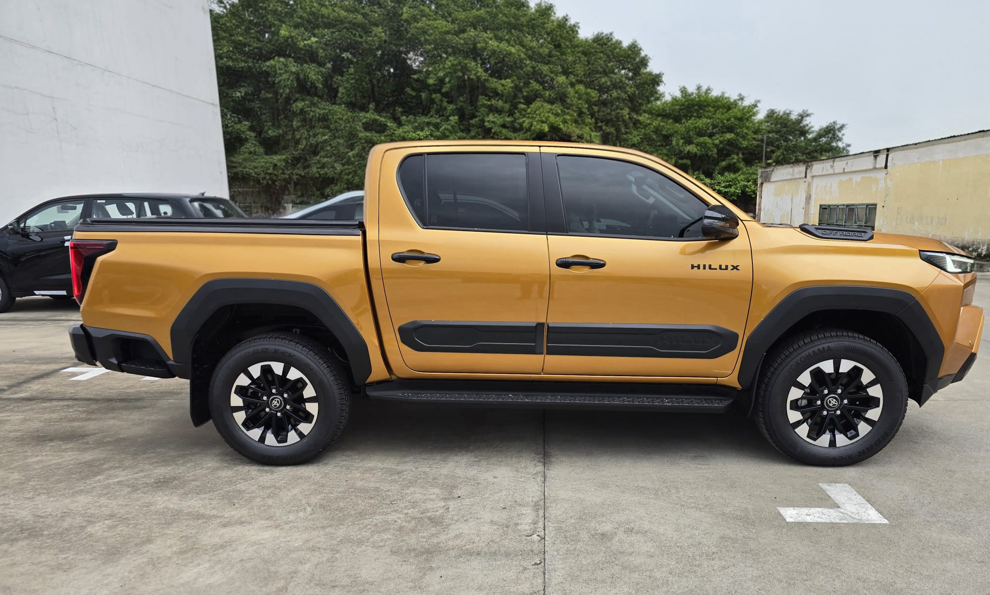 2027 TOYOTA HILUX DOUBLE CAB TRAILHUNTER 2.8 4WD AT Orange image 5
