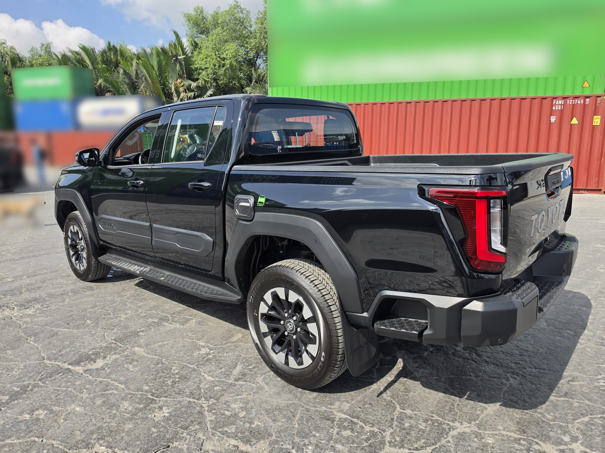 2027 TOYOTA HILUX DOUBLE CAB TRAILHUNTER 2.8 4WD AT Black image 3