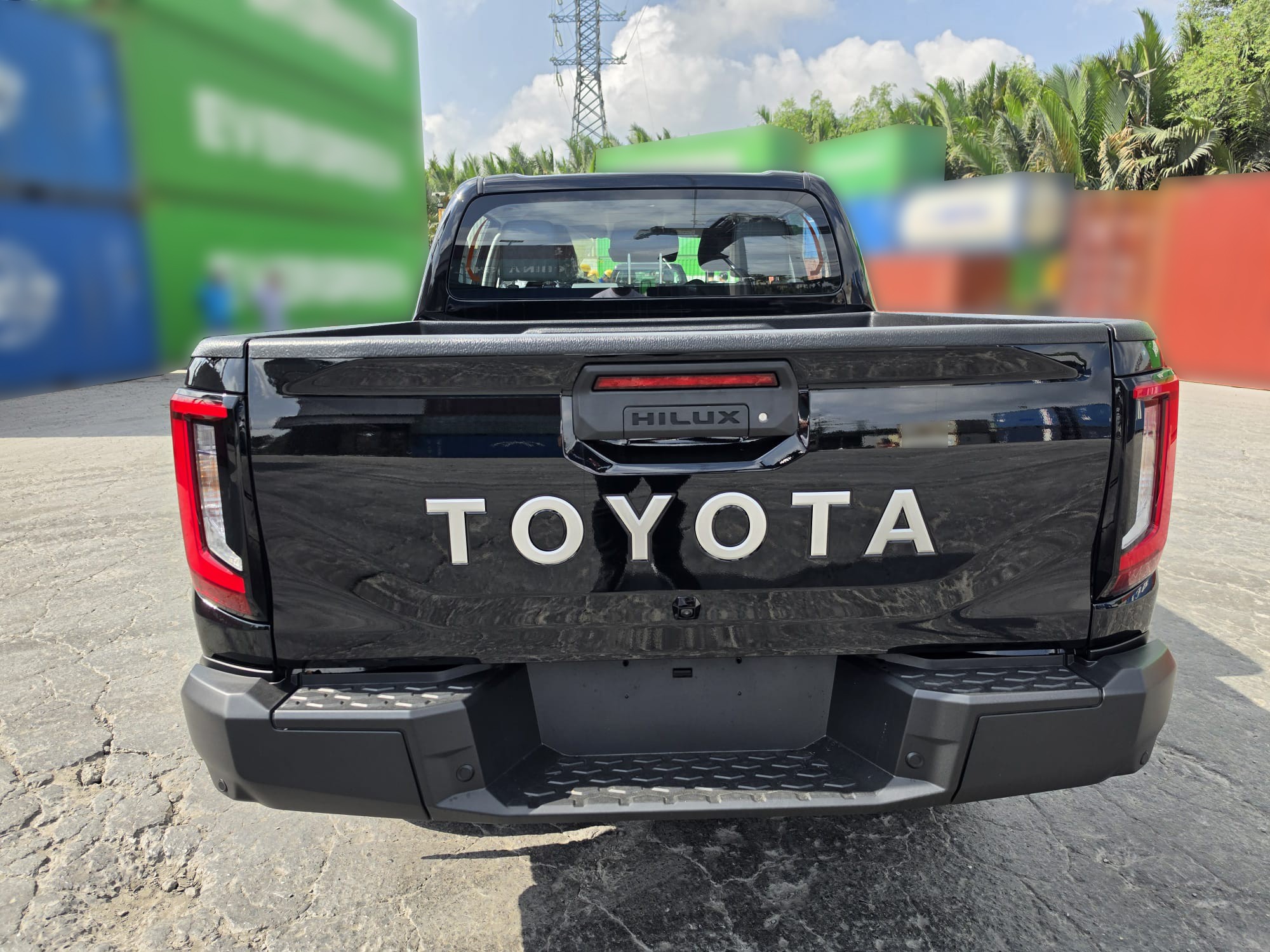 2027 TOYOTA HILUX DOUBLE CAB TRAILHUNTER 2.8 4WD AT Black image 4