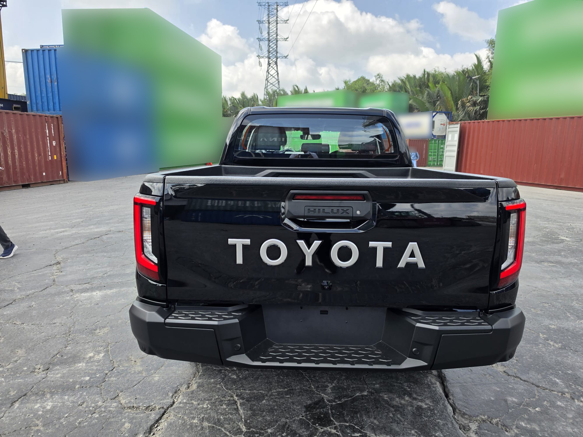 2027 TOYOTA HILUX DOUBLE CAB TRAILHUNTER 2.8 4WD AT Black image 4