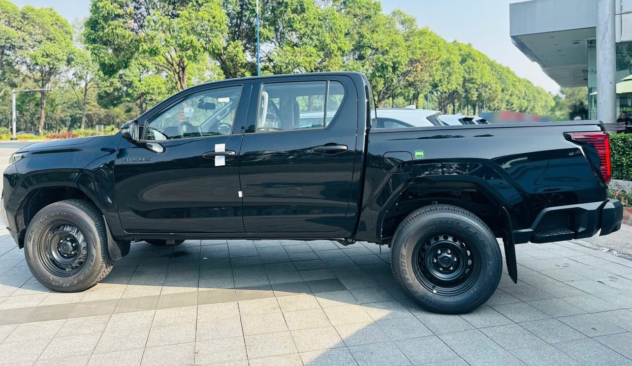 2027 TOYOTA HILUX DOUBLE CAB STANDARD 2.8 2WD MT Black image 2