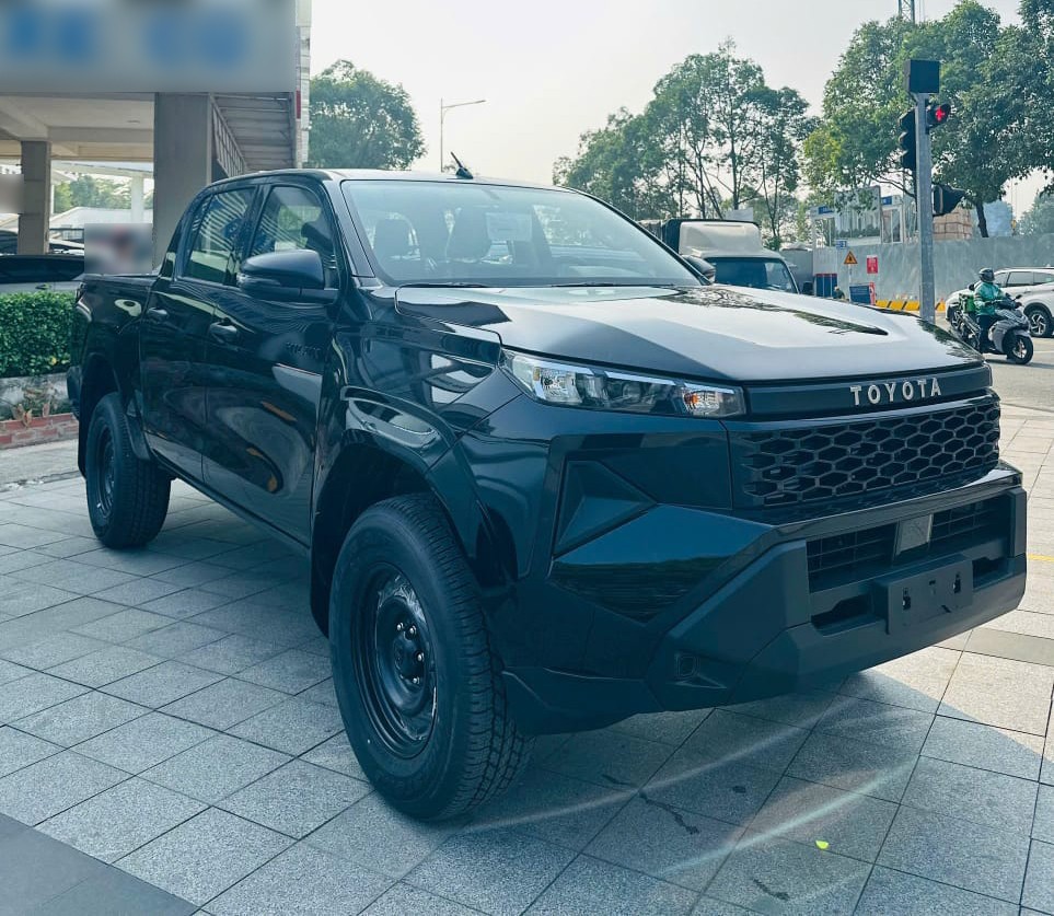 2027 TOYOTA HILUX DOUBLE CAB STANDARD 2.8 2WD MT Black image 4