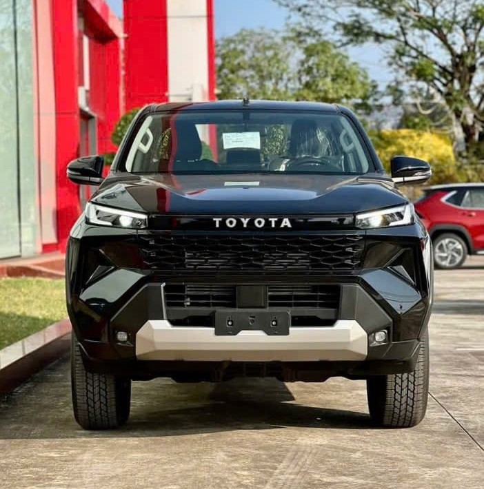 2027 TOYOTA HILUX DOUBLE CAB PRO 2.8 2WD AT Black image 4