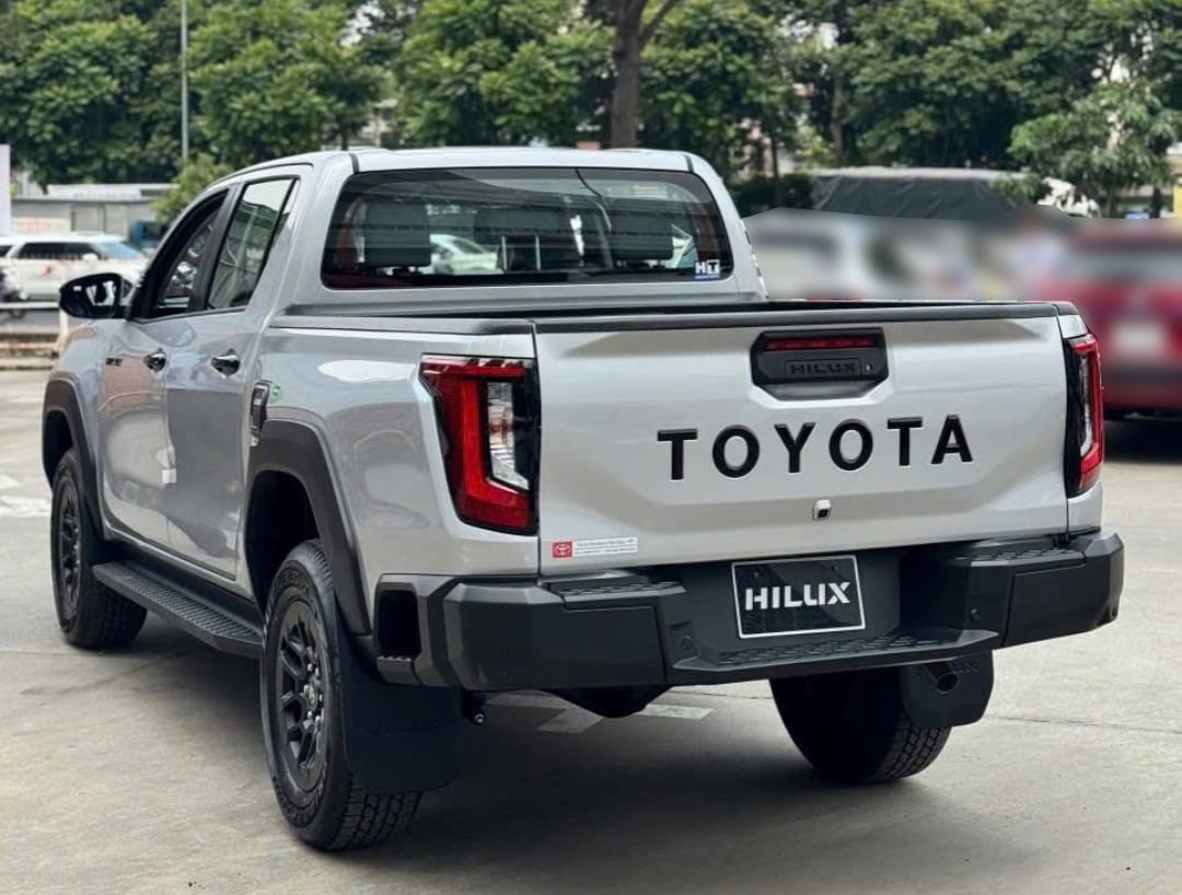 2027 TOYOTA HILUX DOUBLE CAB PRO 2.8 2WD AT Silver image 2