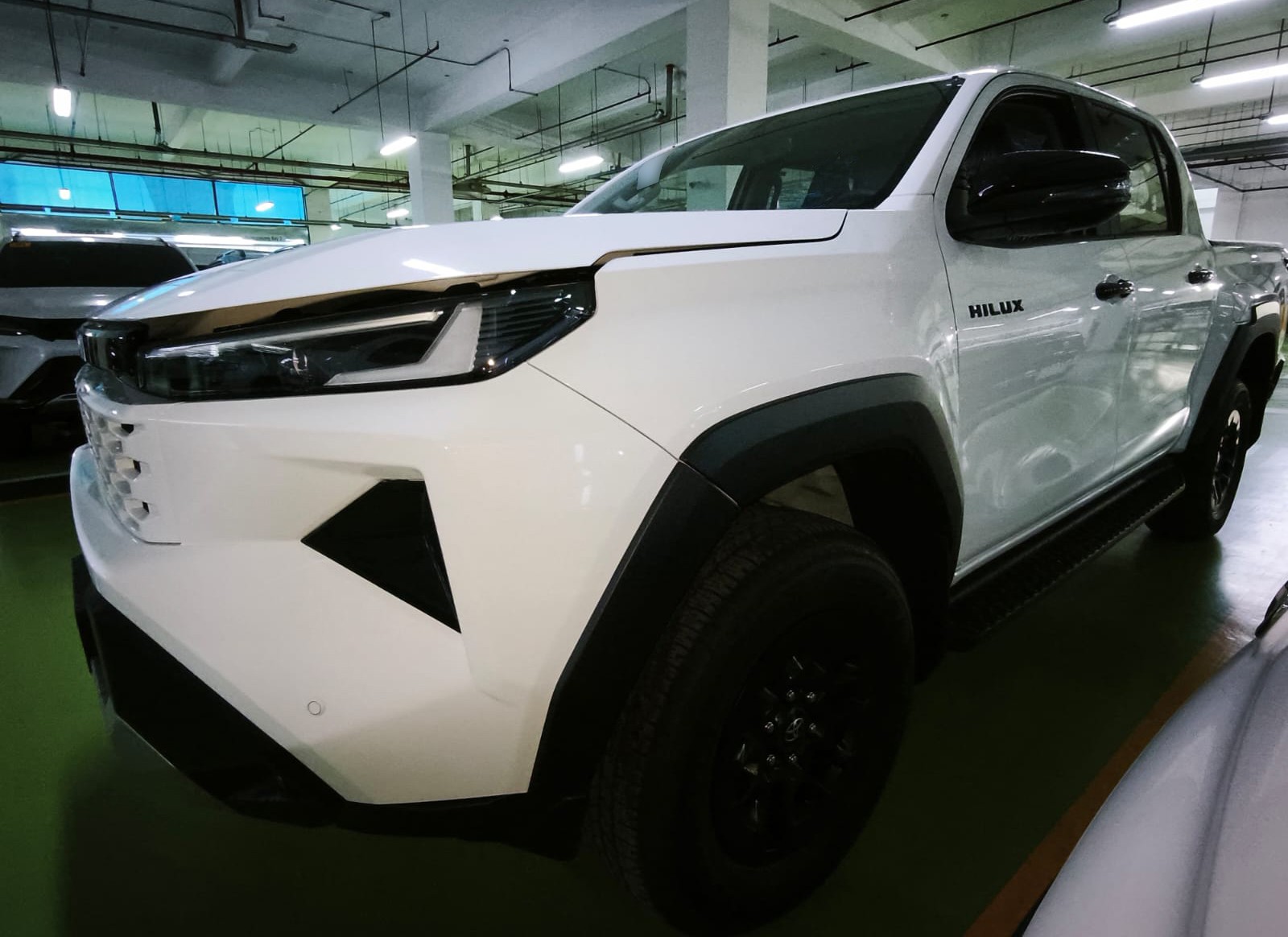 2026 TOYOTA HILUX DOUBLE CAB E 2.8 4WD Manual Transmission White image 2