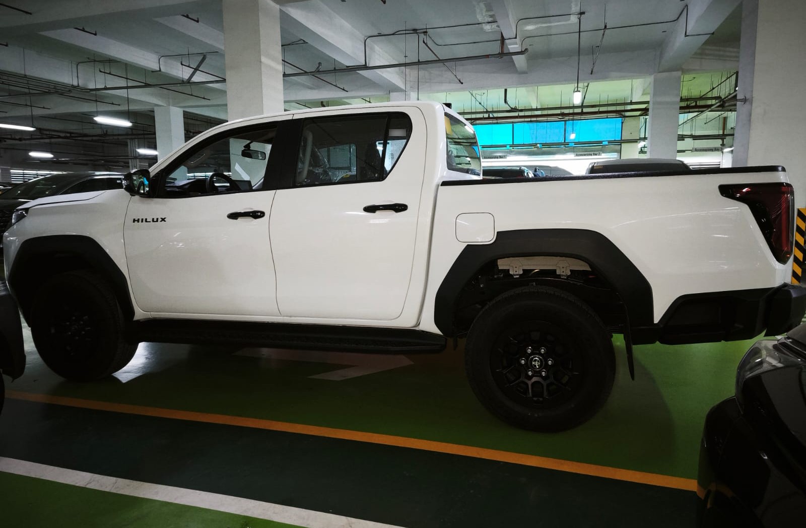 2026 TOYOTA HILUX DOUBLE CAB E 2.8 4WD Manual Transmission White image 3