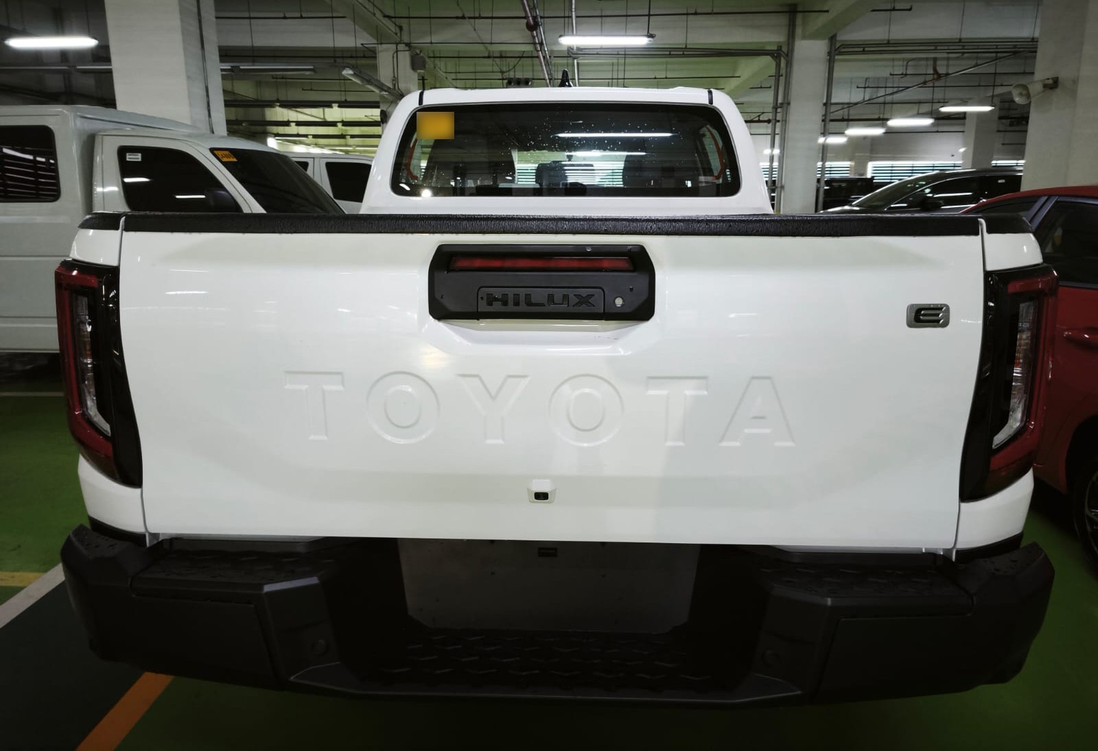 2026 TOYOTA HILUX DOUBLE CAB E 2.8 4WD Manual Transmission White image 5
