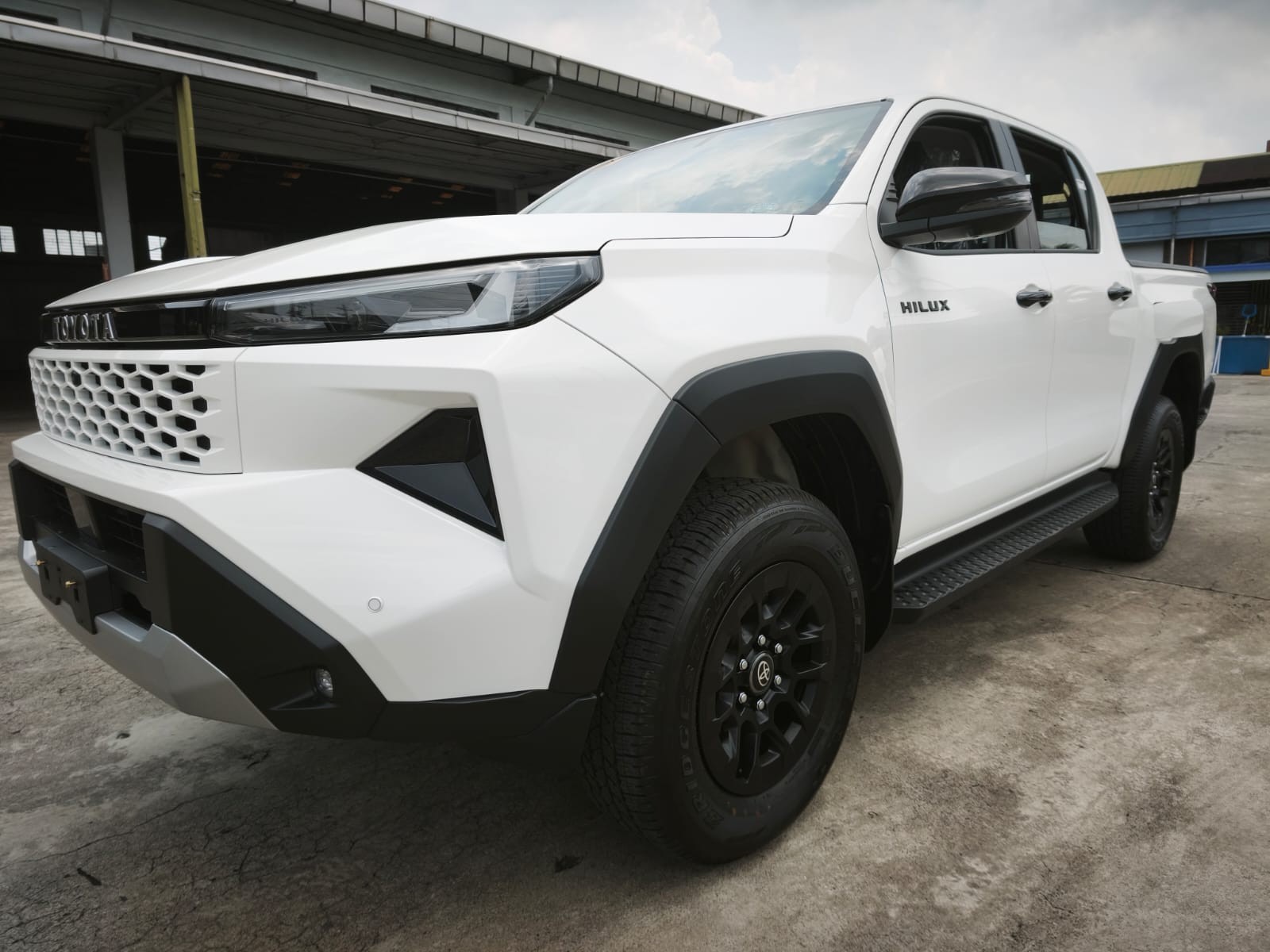 2026 TOYOTA HILUX DOUBLE CAB E 2.8 4WD Manual Transmission White