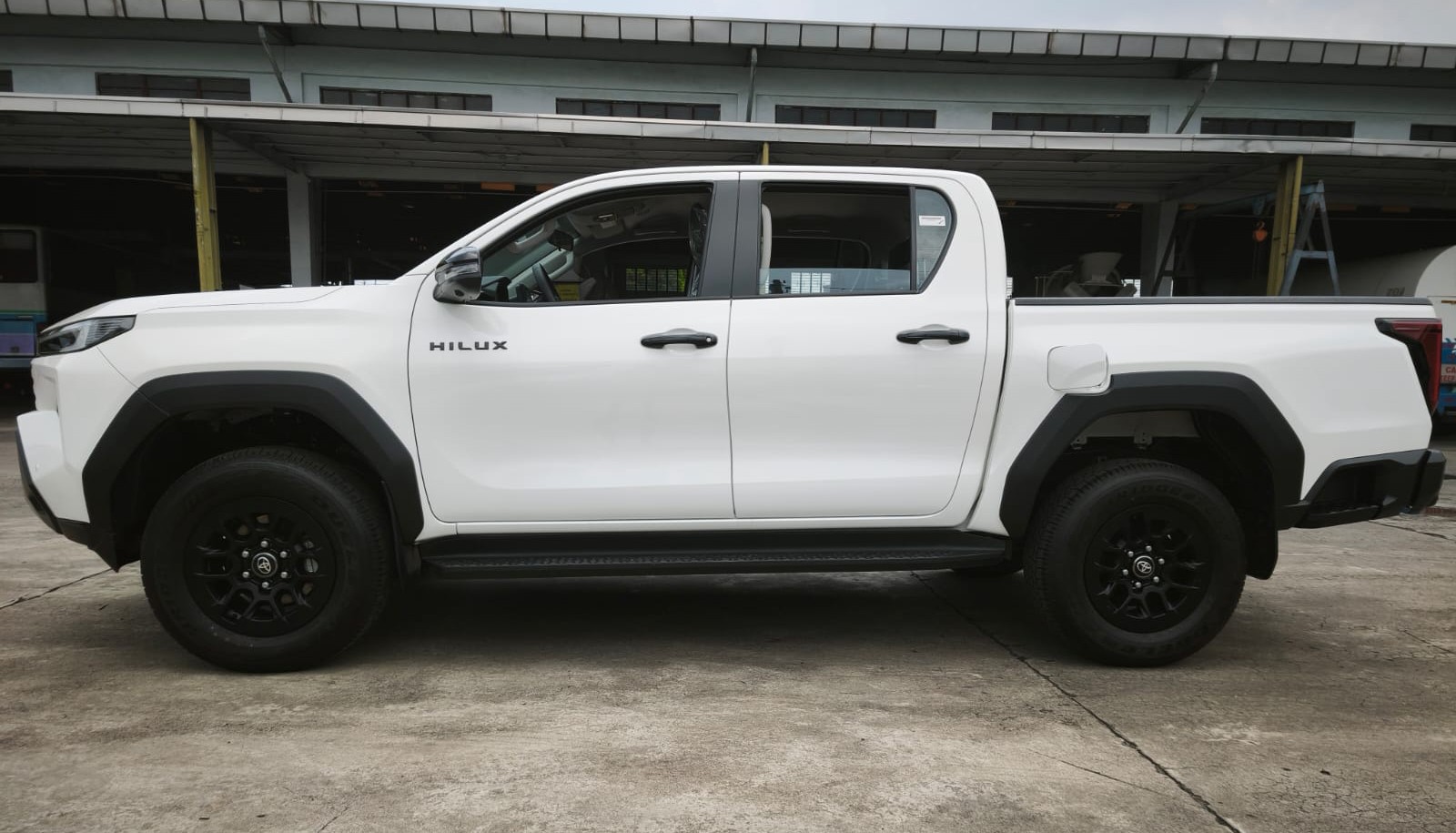 2026 TOYOTA HILUX DOUBLE CAB E 2.8 4WD Manual Transmission White image 2