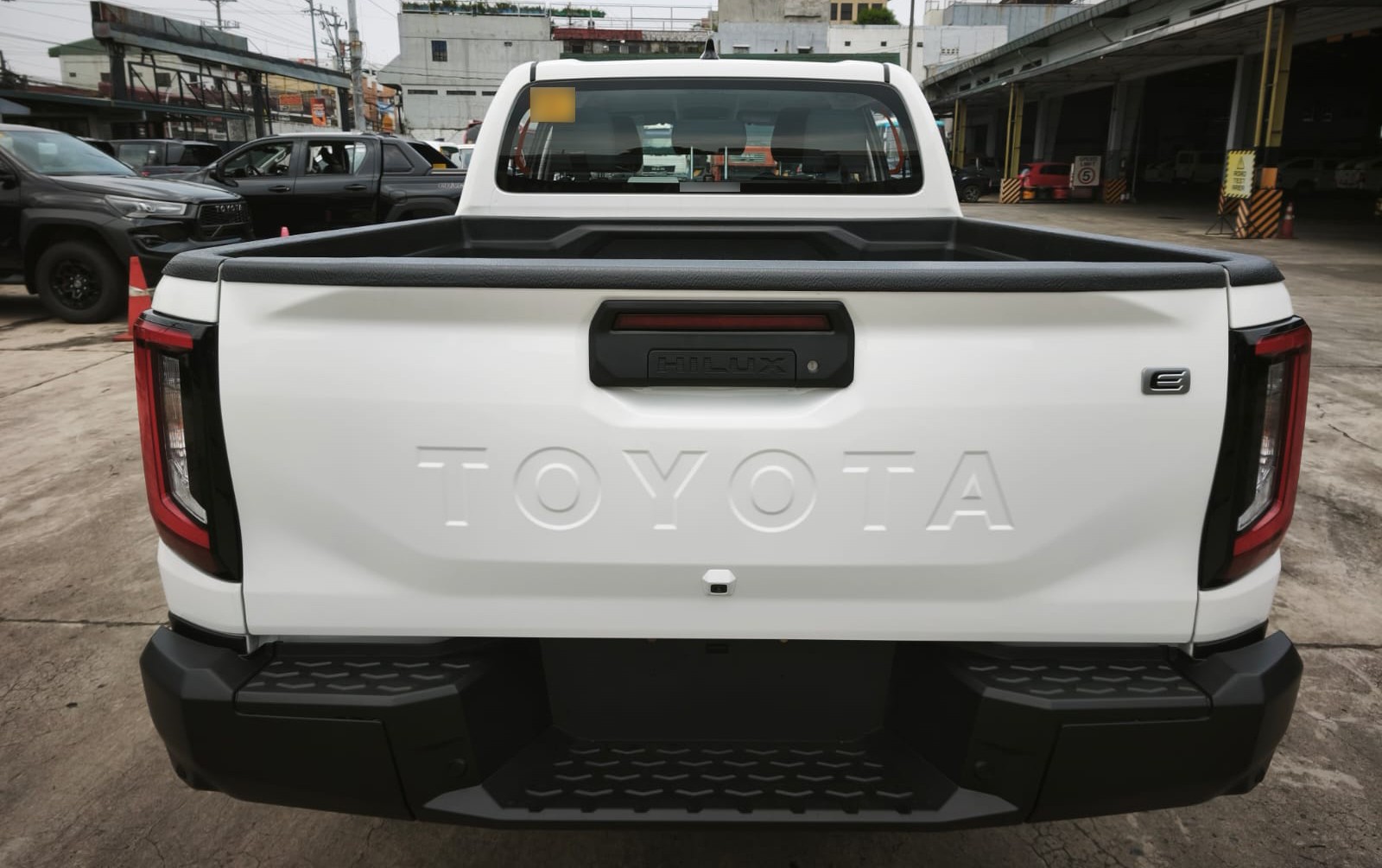 2026 TOYOTA HILUX DOUBLE CAB E 2.8 4WD Manual Transmission White image 4
