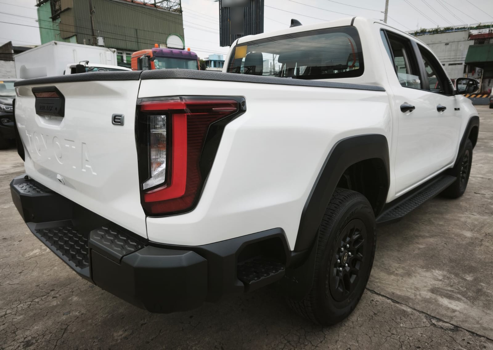 2026 TOYOTA HILUX DOUBLE CAB E 2.8 4WD Manual Transmission White image 5
