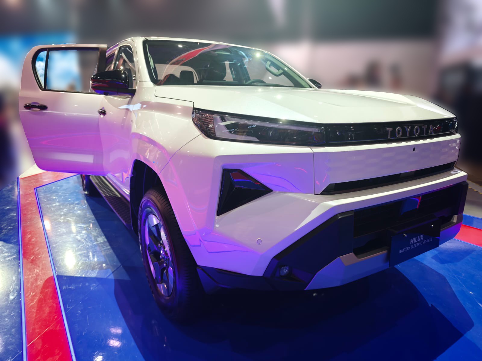 2027 TOYOTA HILUX DOUBLE CAB BEV 4WD AT White image 5
