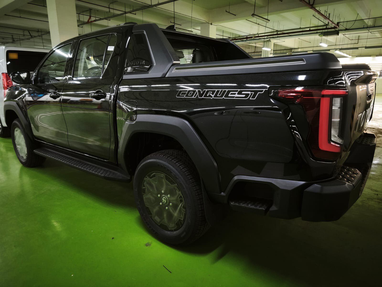 2026 TOYOTA HILUX DOUBLE CAB CONQUEST 2.8 4WD AT Black image 3