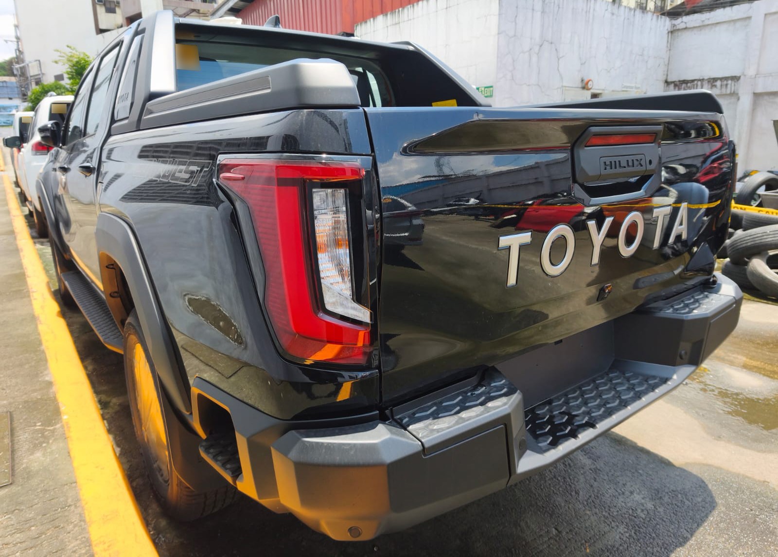 2026 TOYOTA HILUX DOUBLE CAB CONQUEST 2.8 2WD AT Black image 3
