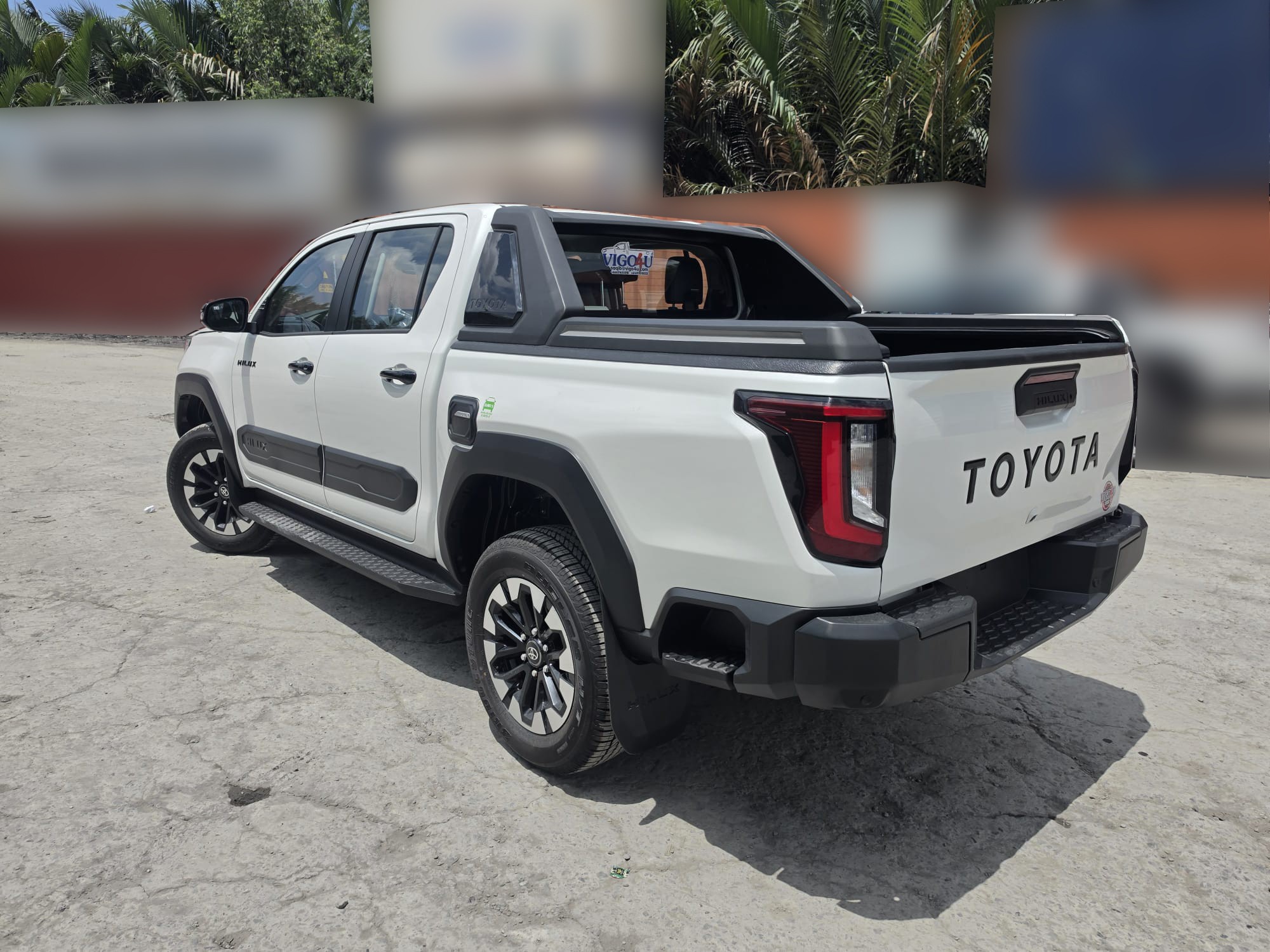 2026 TOYOTA HILUX DOUBLE CAB TRAILHUNTER 2.8 4WD AT White image 3
