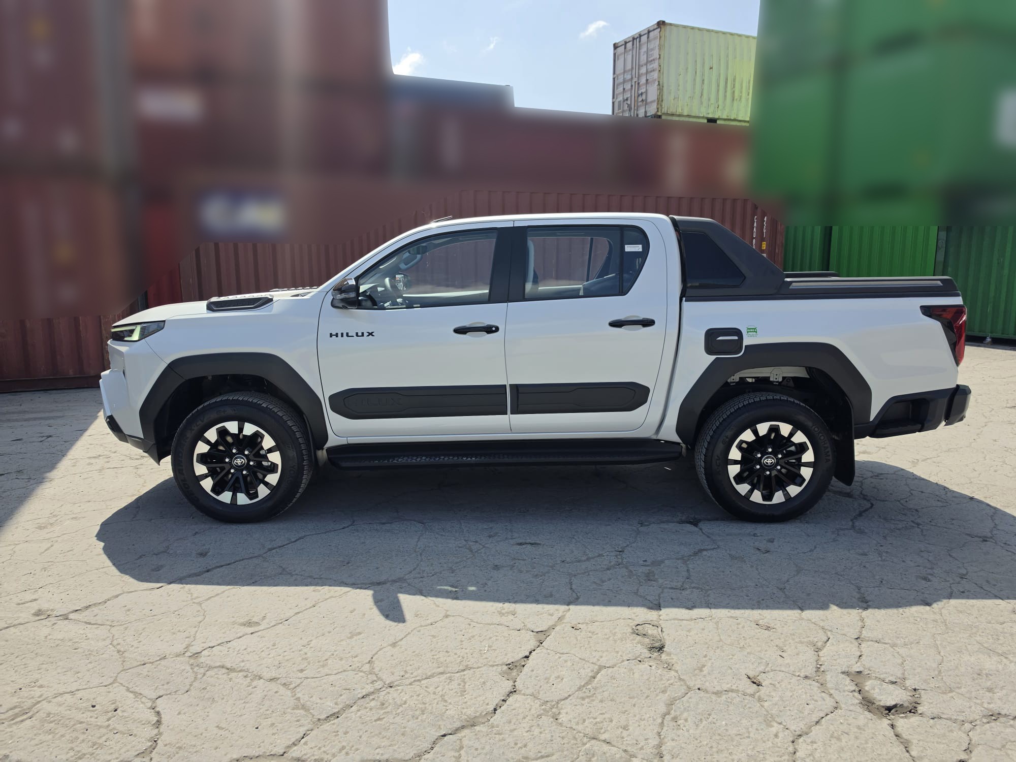 2026 TOYOTA HILUX DOUBLE CAB TRAILHUNTER 2.8 4WD AT White image 2