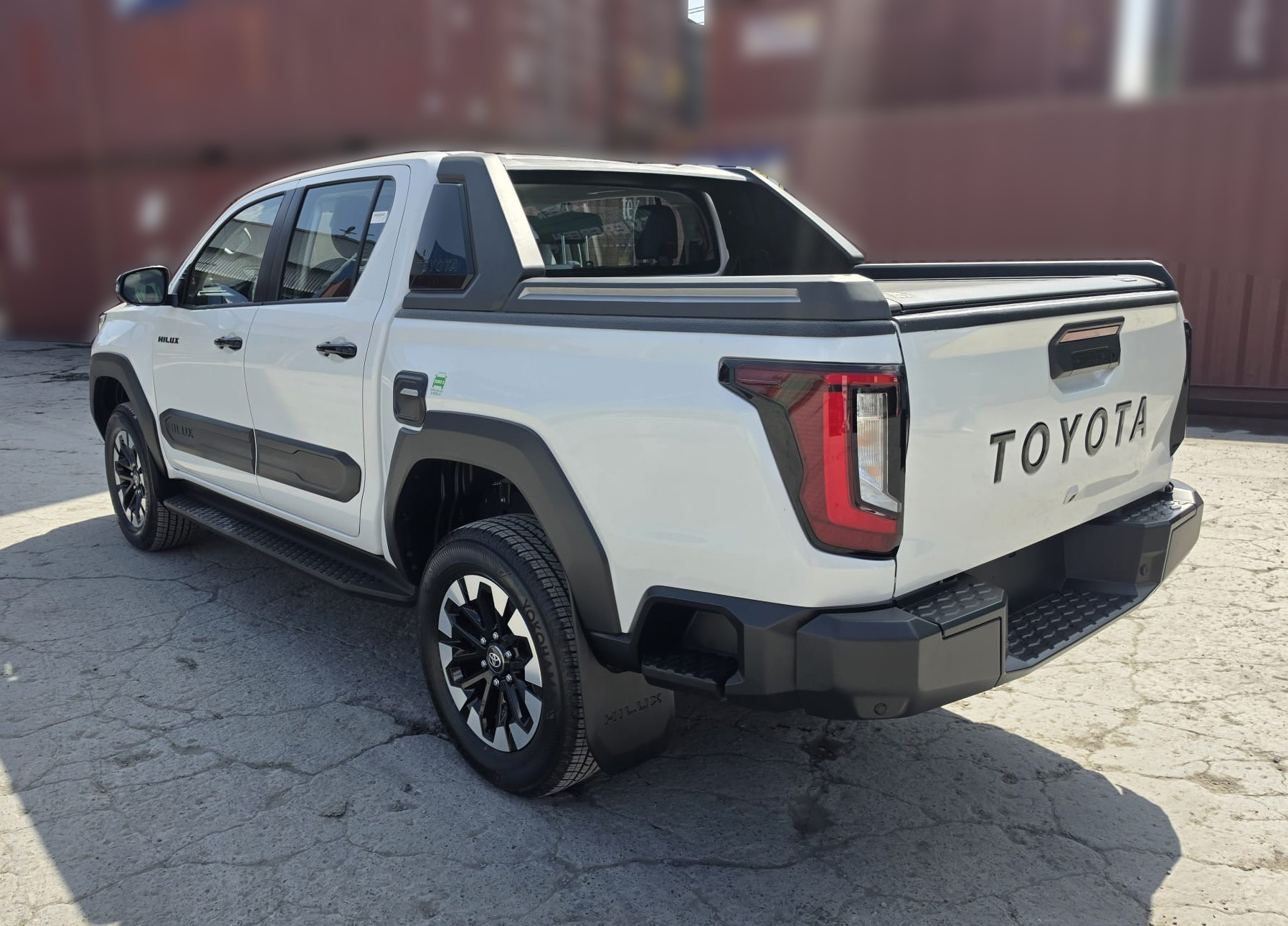 2026 TOYOTA HILUX DOUBLE CAB TRAILHUNTER 2.8 4WD AT White image 3
