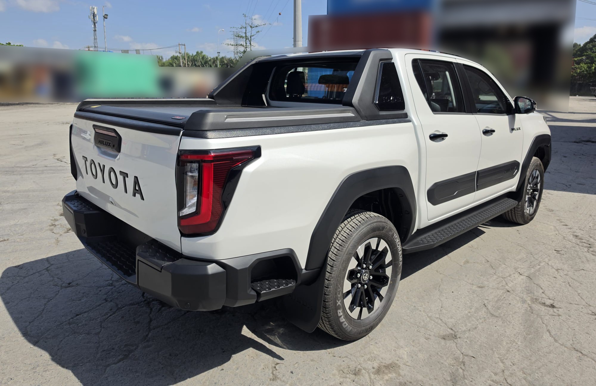 2026 TOYOTA HILUX DOUBLE CAB TRAILHUNTER 2.8 4WD AT White image 5