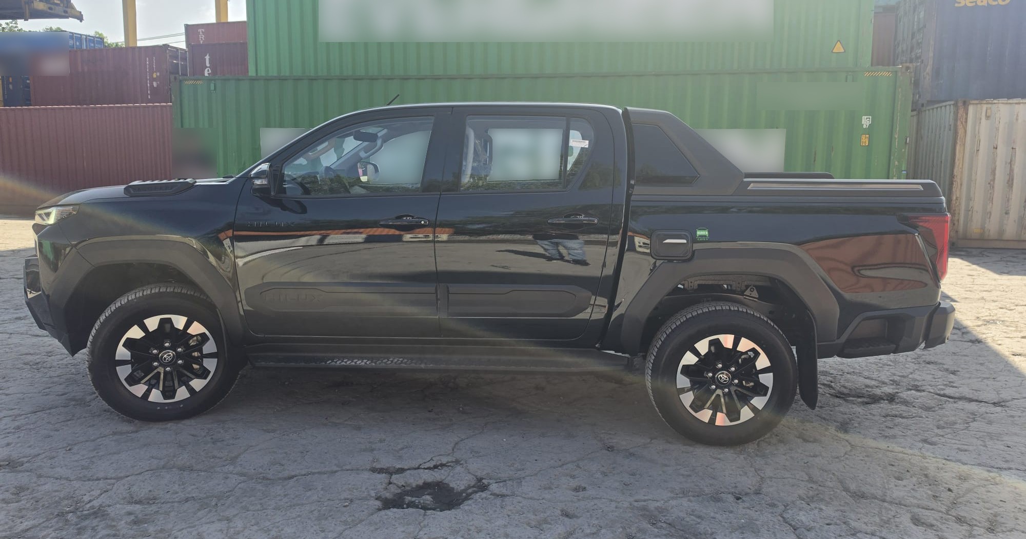 2026 TOYOTA HILUX DOUBLE CAB TRAILHUNTER 2.8 4WD AT Black image 2