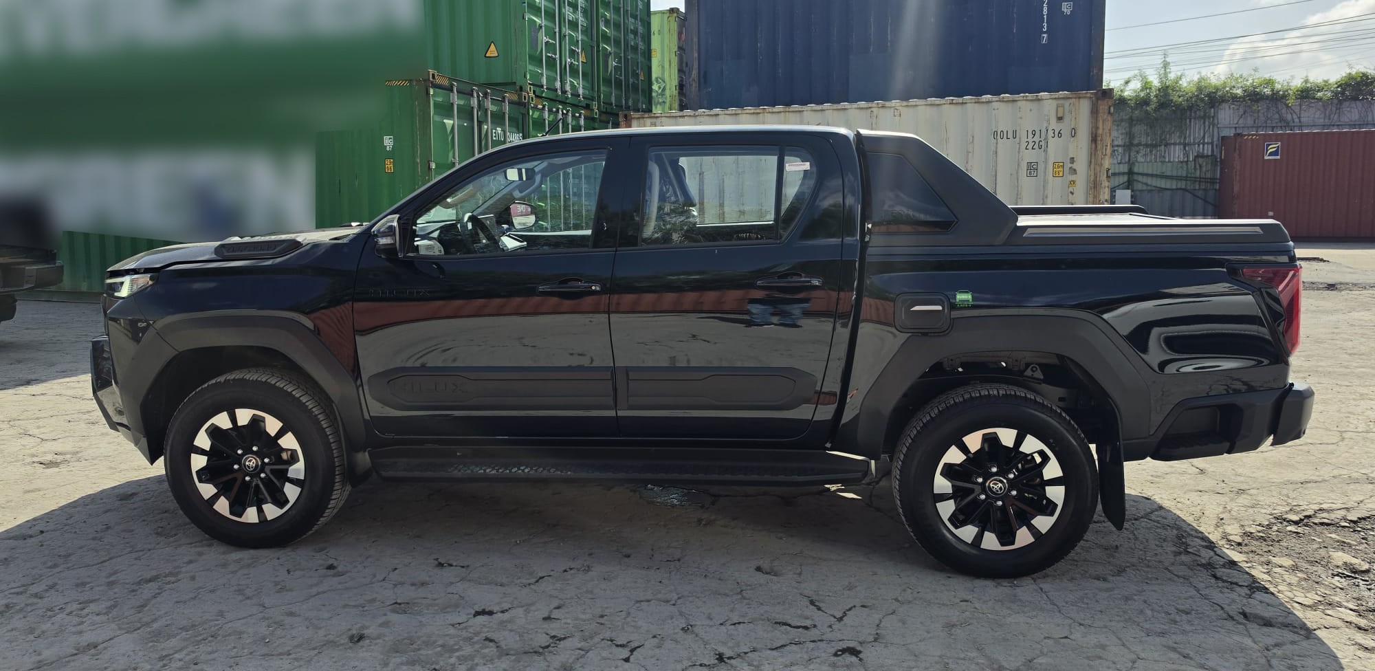 2026 TOYOTA HILUX DOUBLE CAB TRAILHUNTER 2.8 4WD AT Black image 2