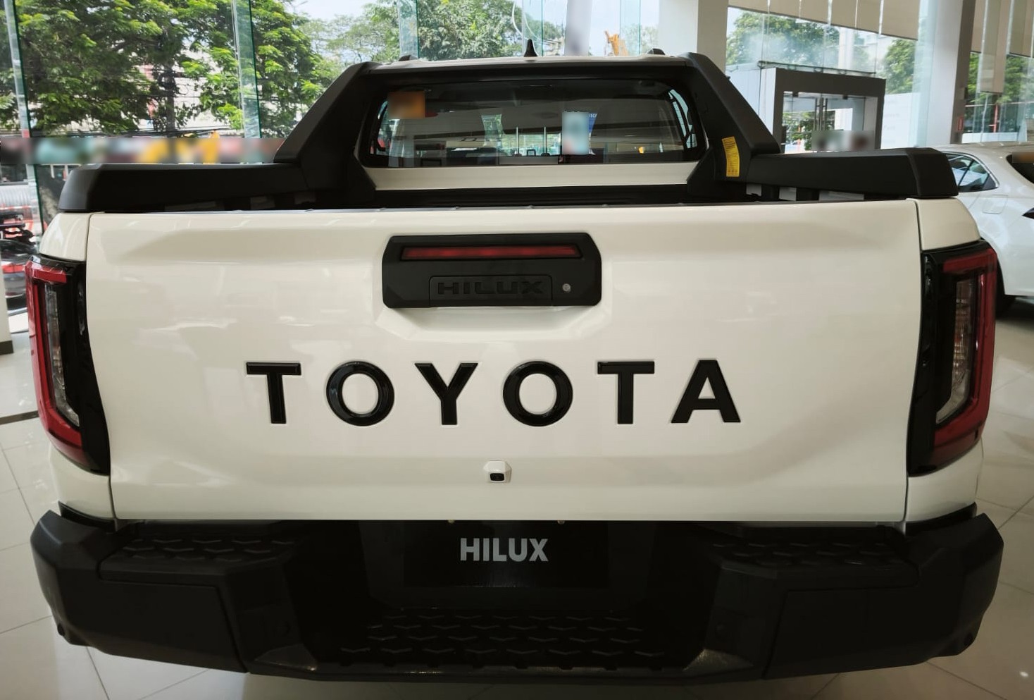 2026 TOYOTA HILUX DOUBLE CAB CONQUEST 2.8 2WD AT White image 5