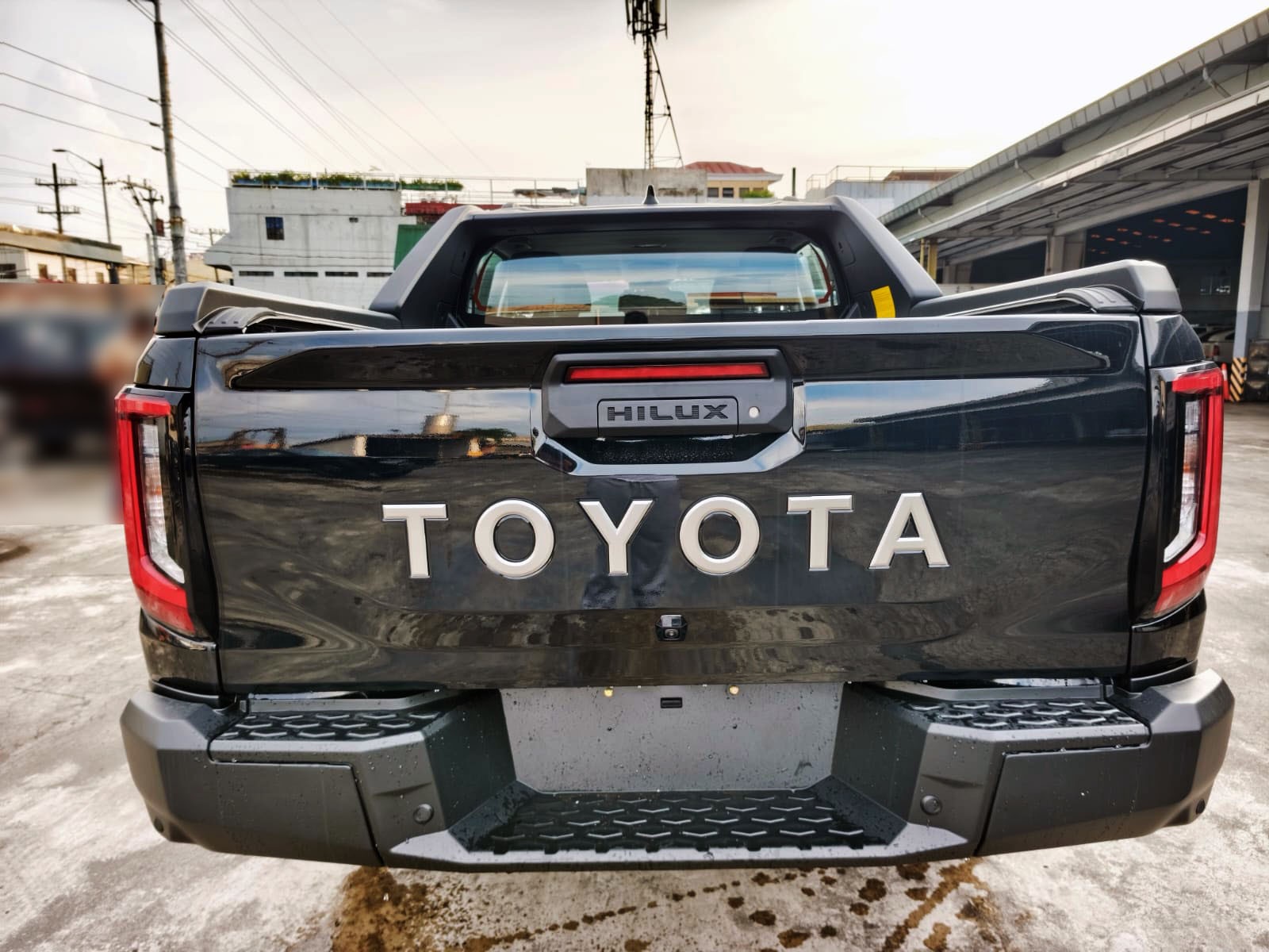 2026 TOYOTA HILUX DOUBLE CAB CONQUEST 2.8 4WD AT Black image 4