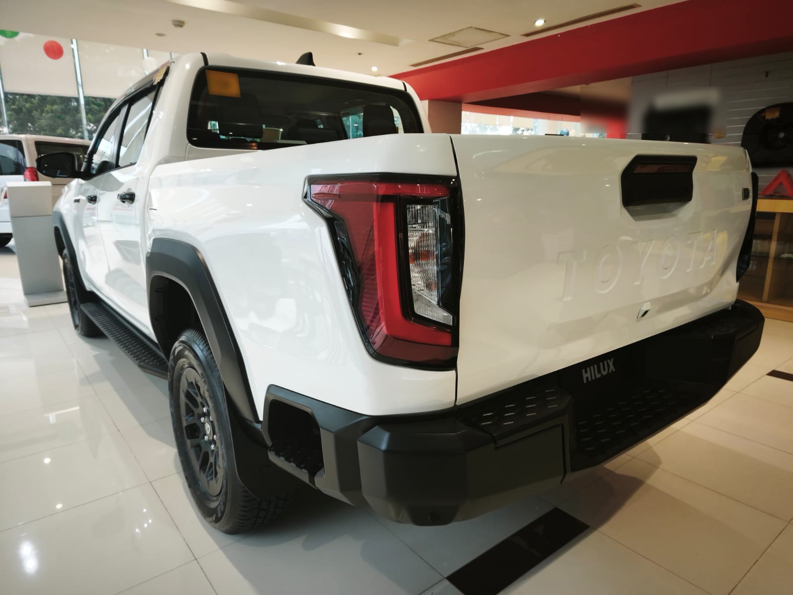 2026 TOYOTA HILUX DOUBLE CAB G 2.8 2WD AT White image 4