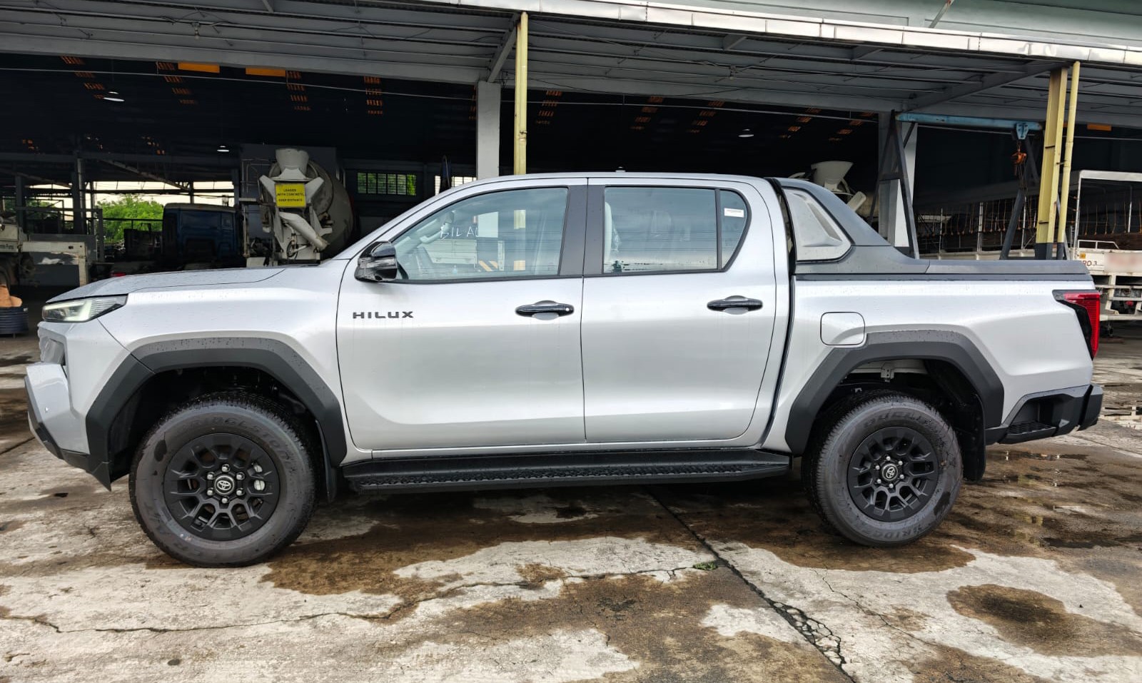 2026 TOYOTA HILUX DOUBLE CAB E 2.8 4WD Manual Transmission Silver image 2