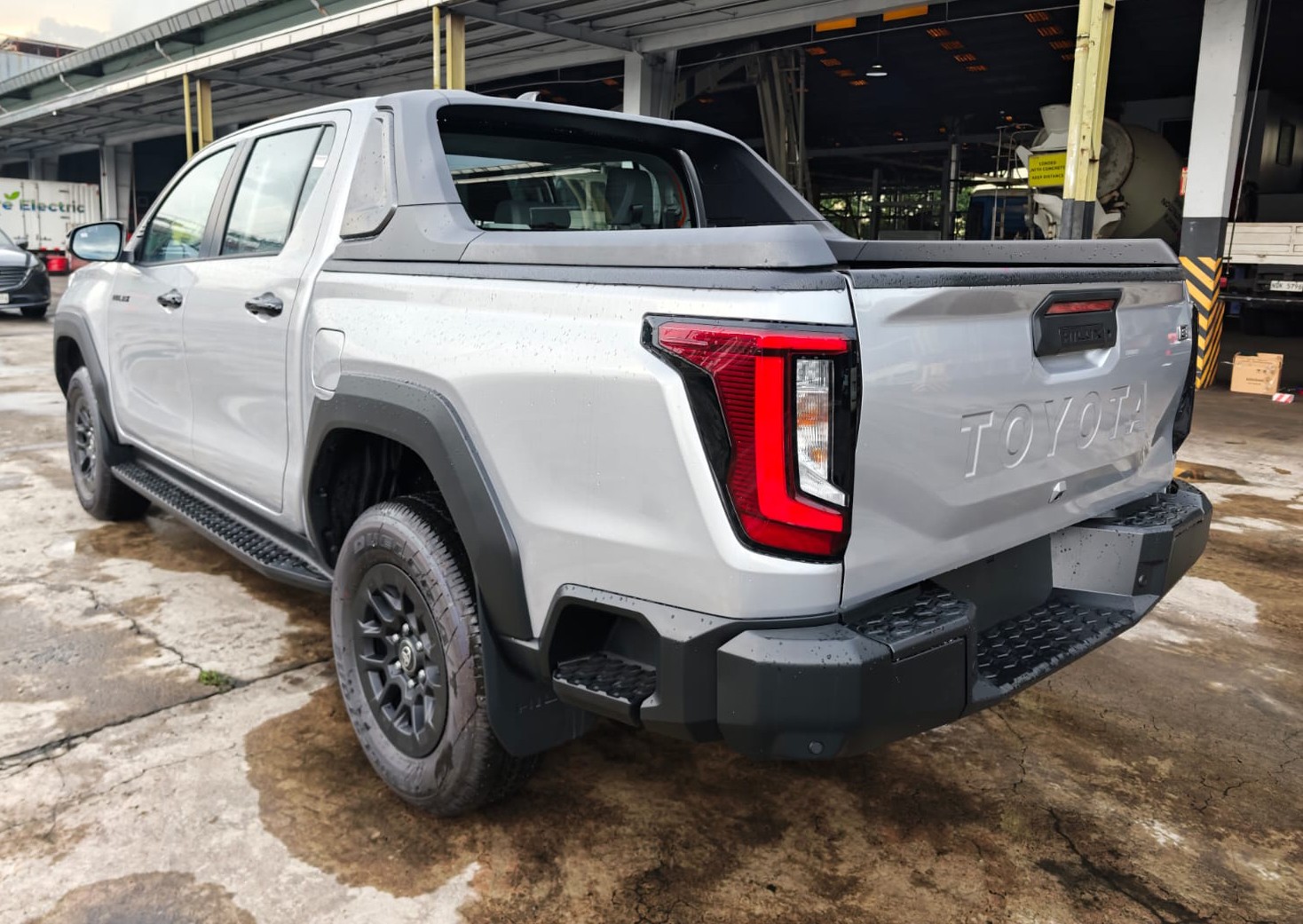 2026 TOYOTA HILUX DOUBLE CAB E 2.8 4WD Manual Transmission Silver image 3