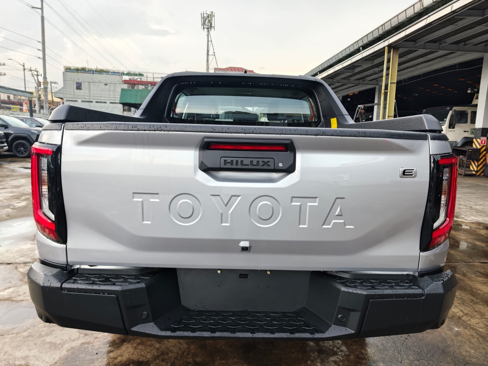 2026 TOYOTA HILUX DOUBLE CAB E 2.8 4WD Manual Transmission Silver image 4