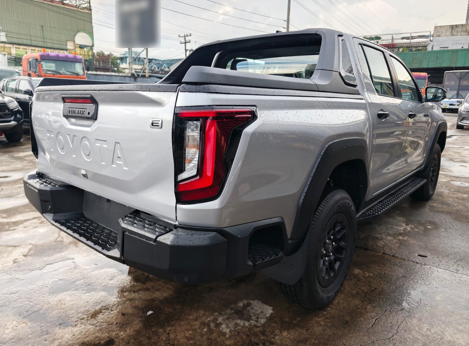 2026 TOYOTA HILUX DOUBLE CAB E 2.8 4WD Manual Transmission Silver image 5