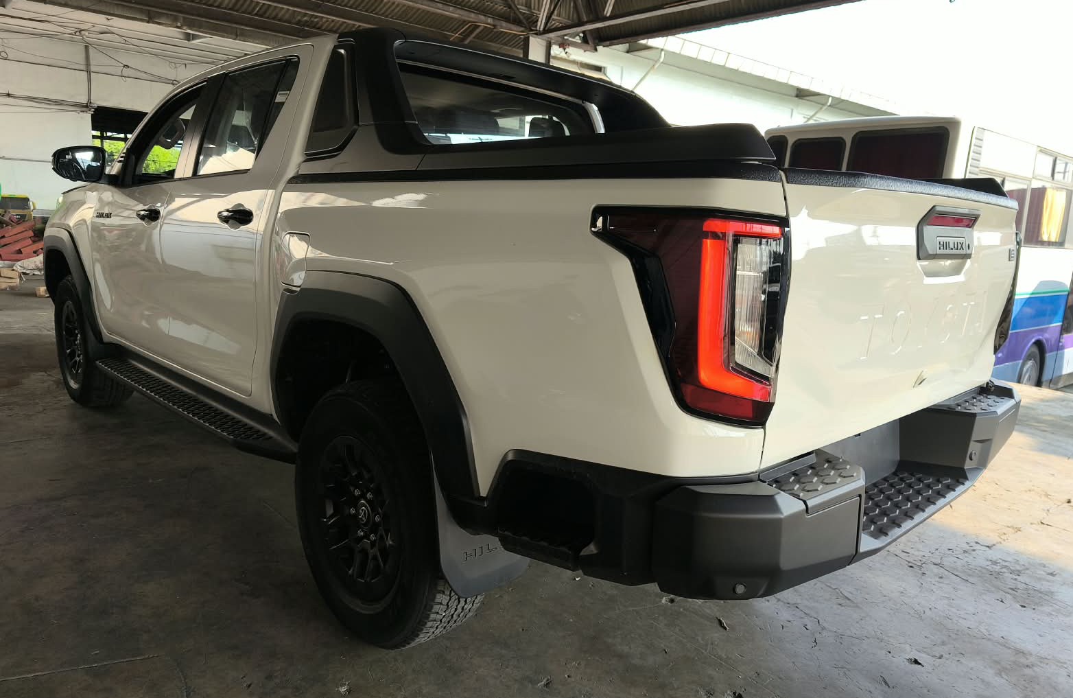 2026 TOYOTA HILUX DOUBLE CAB E 2.8 4WD MT White image 3