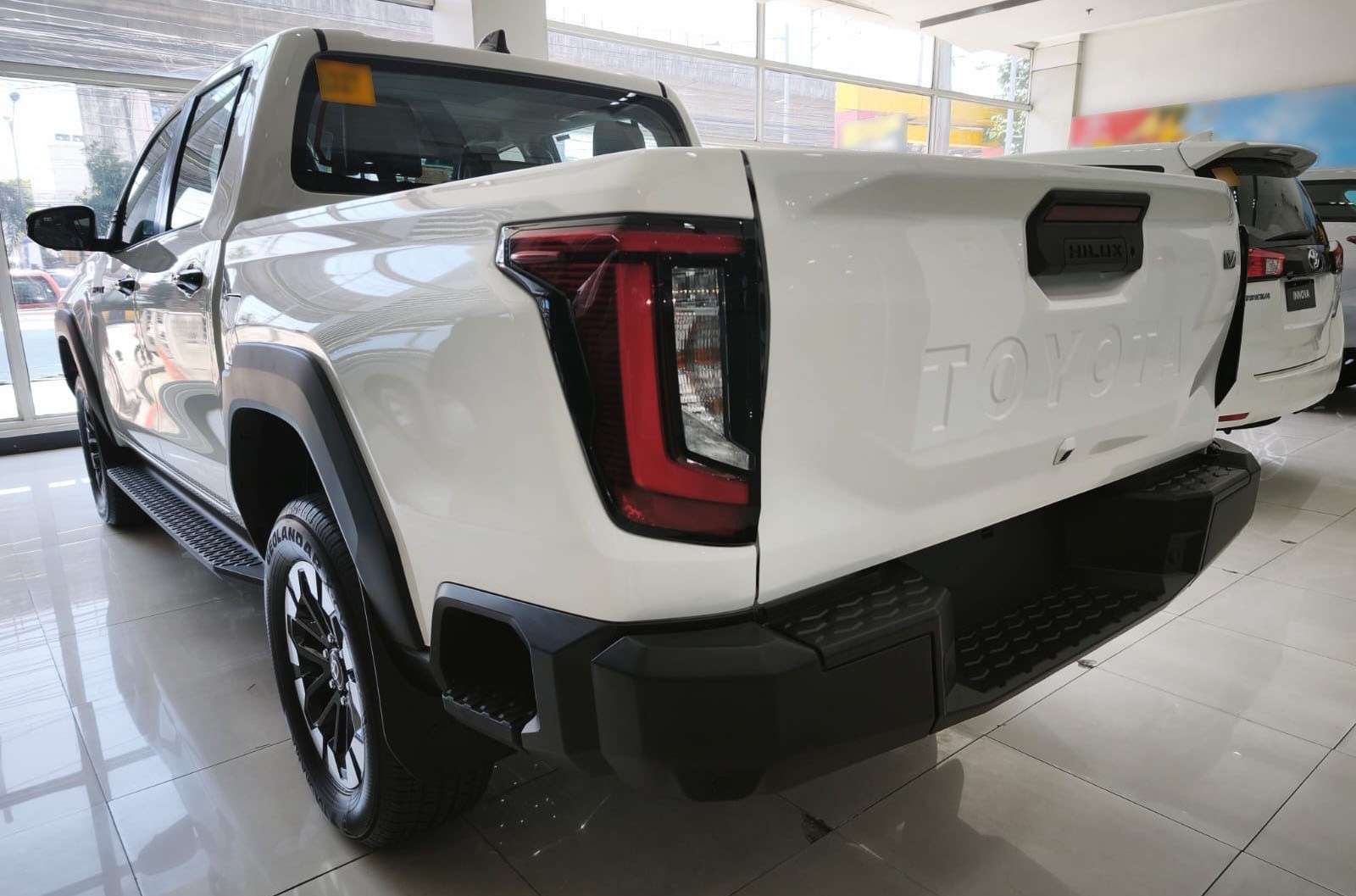2026 TOYOTA HILUX DOUBLE CAB V 2.8 4WD MT White image 4