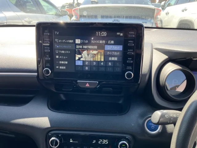 Toyota Yaris 2021 Silver image 3