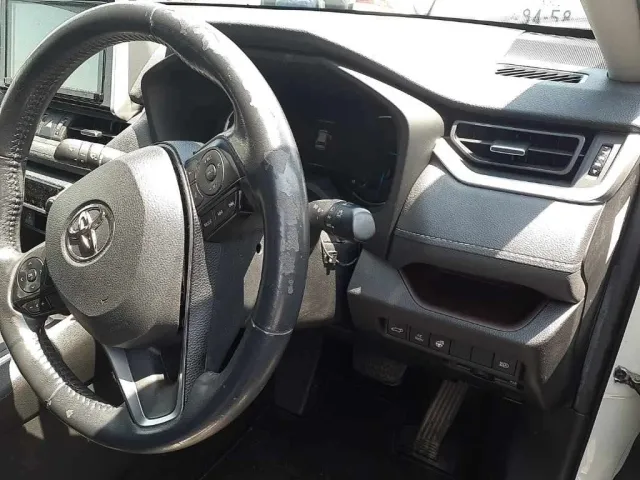Toyota RAV4 White Hybrid G 4WD 2019 image 5