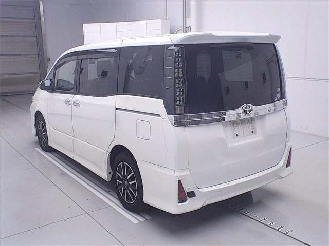 Toyota Voxy 2016 White image 2