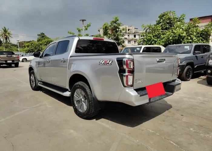 Isuzu D-MAX Z Double Cab 3.0 4WD MT Silver 2020 image 3
