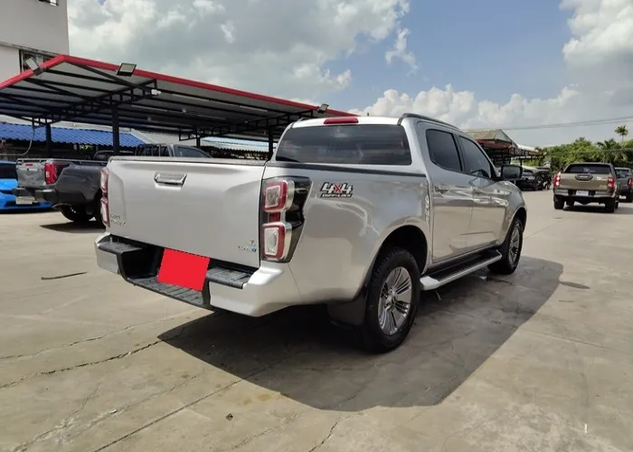 Isuzu D-MAX Z Double Cab 3.0 4WD MT Silver 2020 image 8