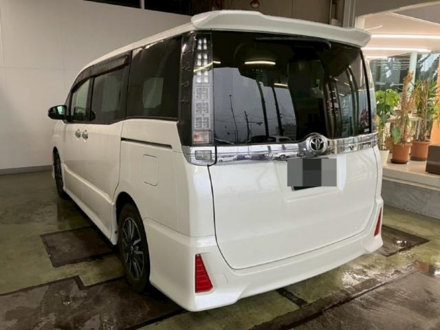 Toyota Voxy 2015 White image 9