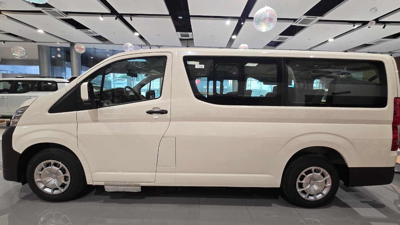 2027 TOYOTA HIACE VAN COMMUTER DELUXE 2.8 2WD MT White image 2