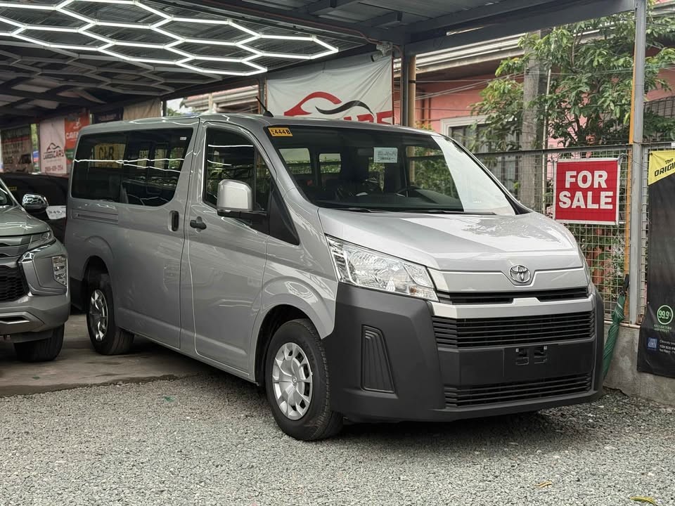 2027 TOYOTA HIACE VAN COMMUTER DELUXE 2.8 2WD MT Silver