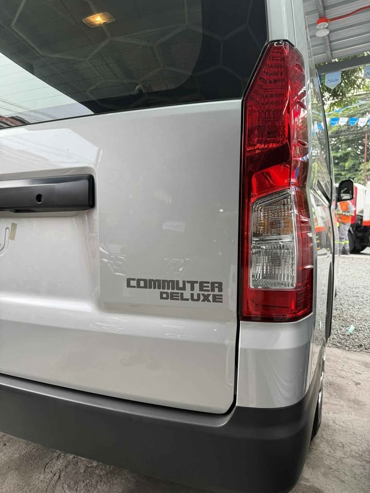 2027 TOYOTA HIACE VAN COMMUTER DELUXE 2.8 2WD MT Silver image 3