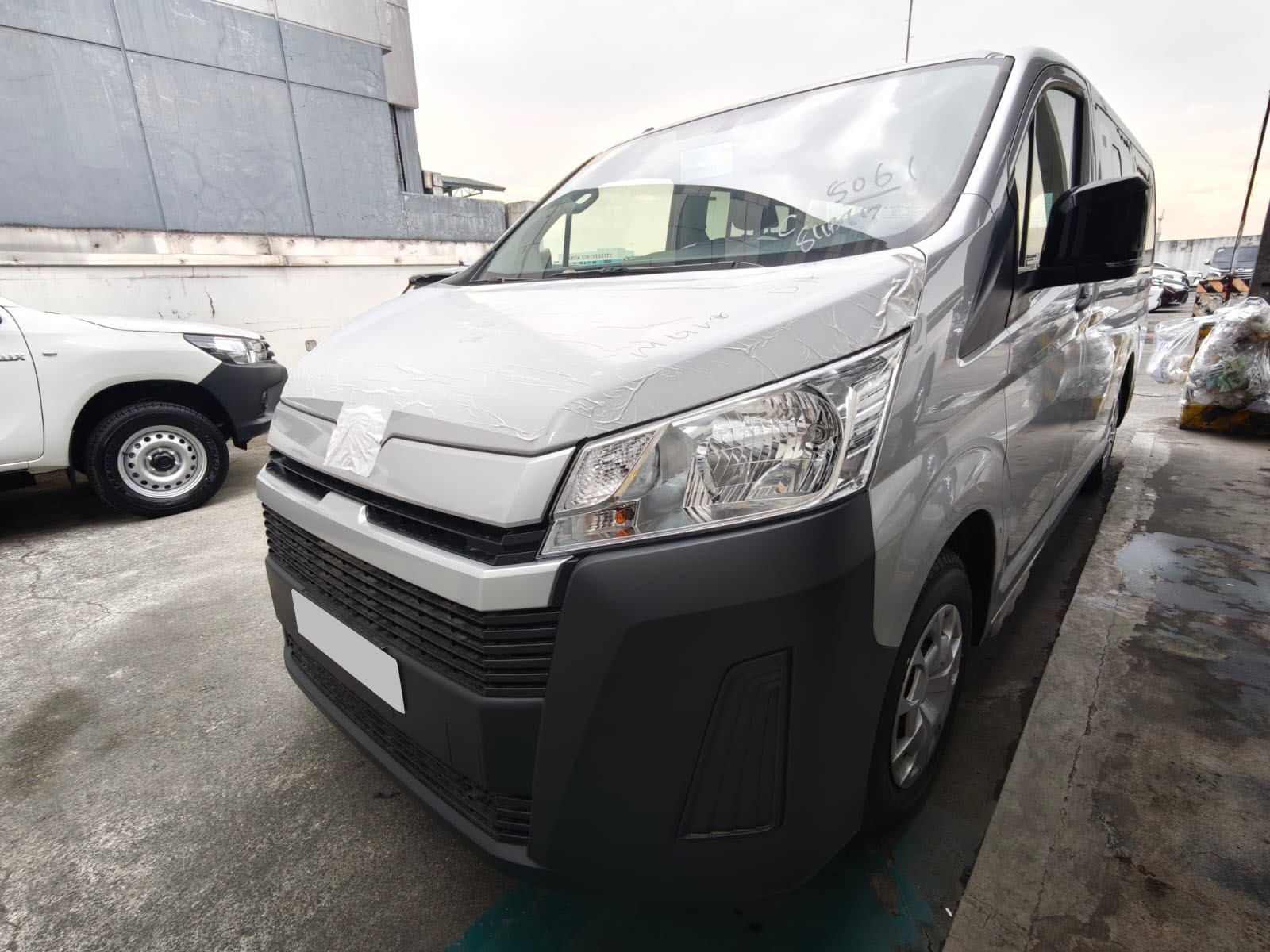 2027 TOYOTA HIACE VAN COMMUTER DELUXE 2.8 2WD MT White
