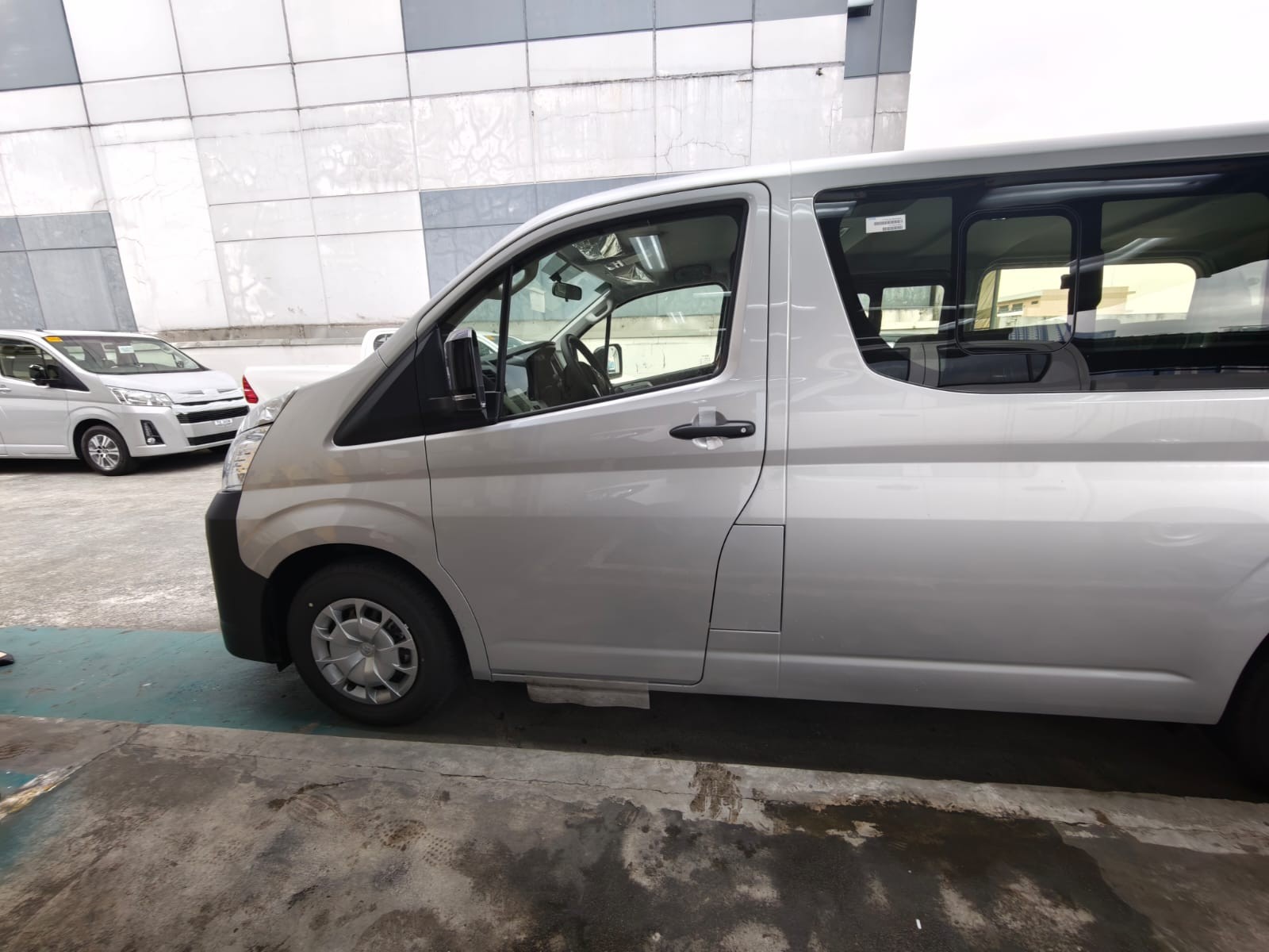 2027 TOYOTA HIACE VAN COMMUTER DELUXE 2.8 2WD MT White image 3