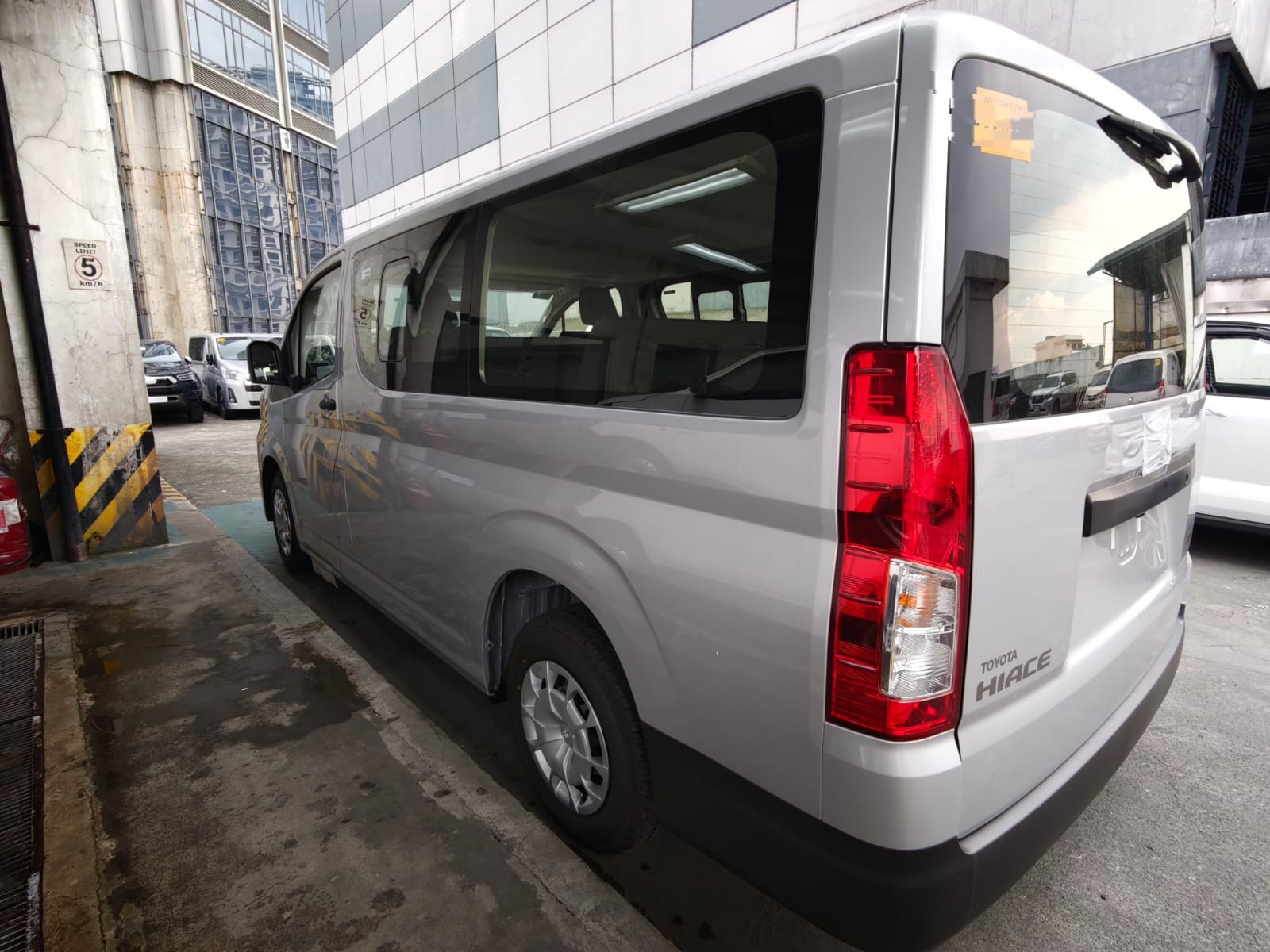 2027 TOYOTA HIACE VAN COMMUTER DELUXE 2.8 2WD MT White image 4